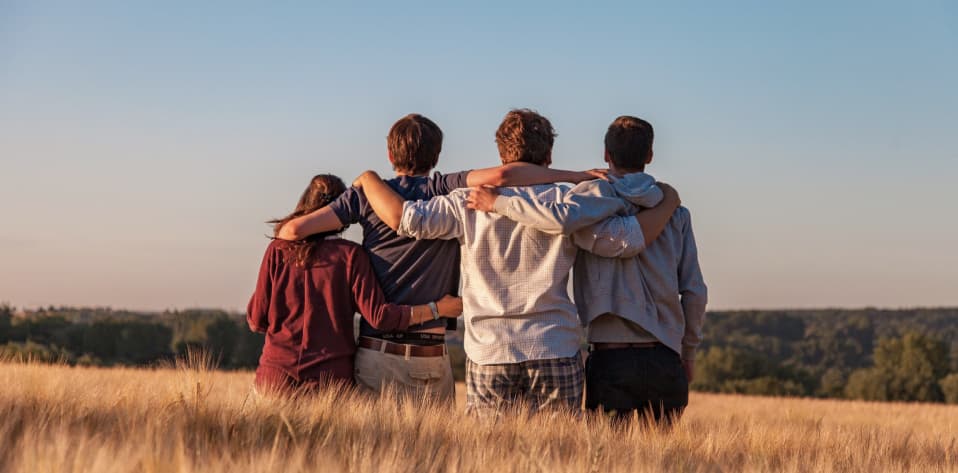 Foto de personas viendo al horizonte
