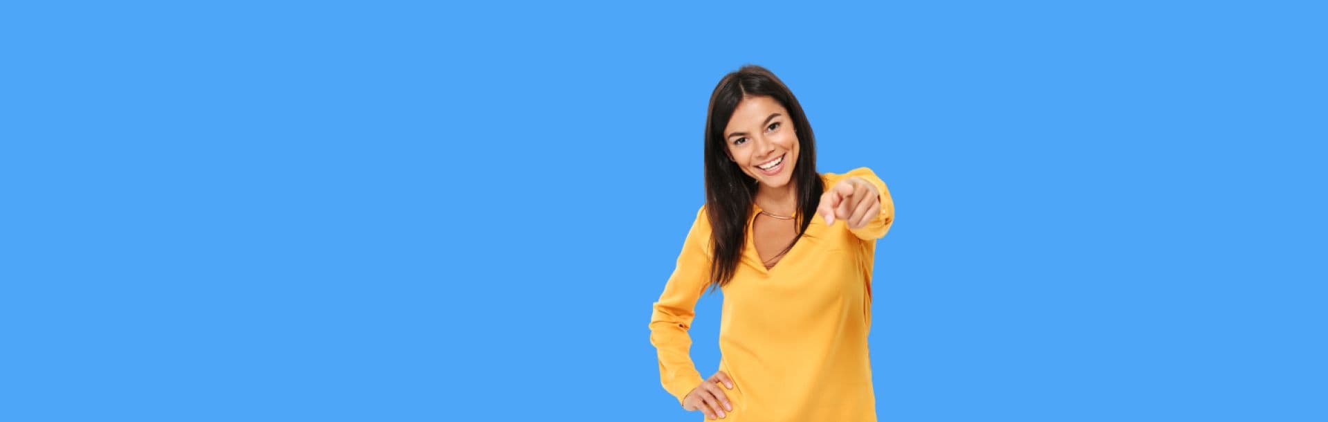 Mujer hablando por teléfono, consiguiendo clientes