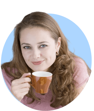 Imagen de mujer con una taza de café decidiendo en qué invertir su tiempo.