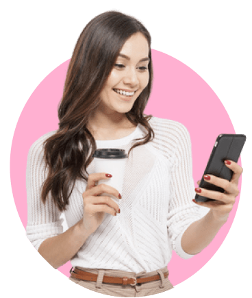 Imagen de mujer viendo un celular con un vaso de café en la mano