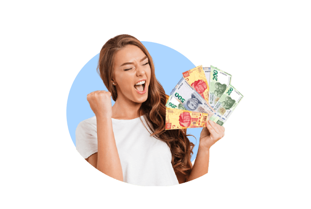 Mujer con expresión feliz por su dinero en mano